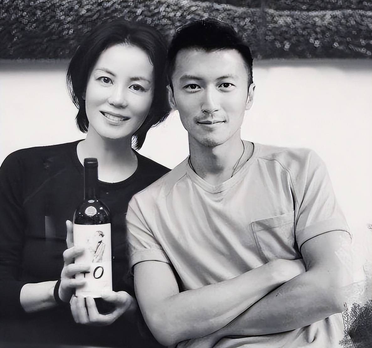 已荣升为股东与百亿富豪同坐台阶上！MG不朽情缘谢霆锋现身干女儿婚礼：(图2)