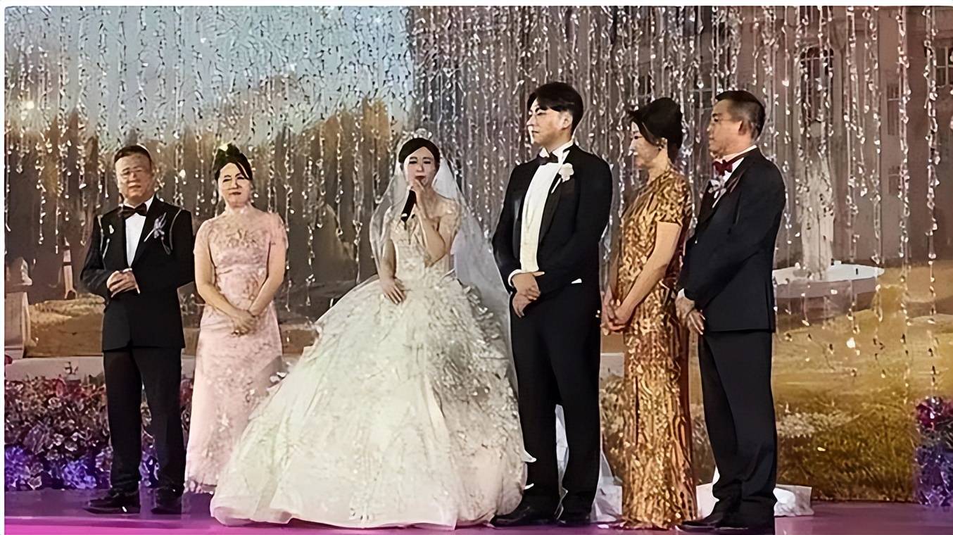 已荣升为股东与百亿富豪同坐台阶上！MG不朽情缘谢霆锋现身干女儿婚礼：(图4)