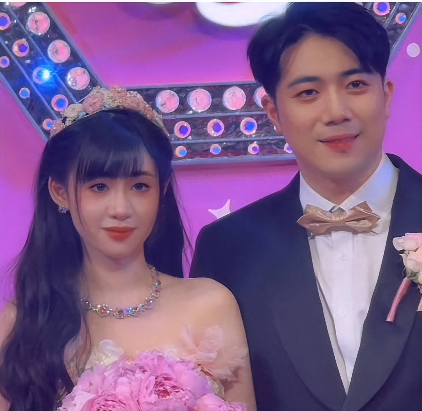 已荣升为股东与百亿富豪同坐台阶上！MG不朽情缘谢霆锋现身干女儿婚礼：(图5)