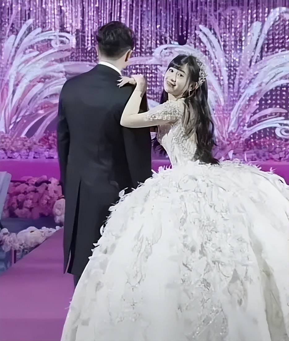 已荣升为股东与百亿富豪同坐台阶上！MG不朽情缘谢霆锋现身干女儿婚礼：(图6)