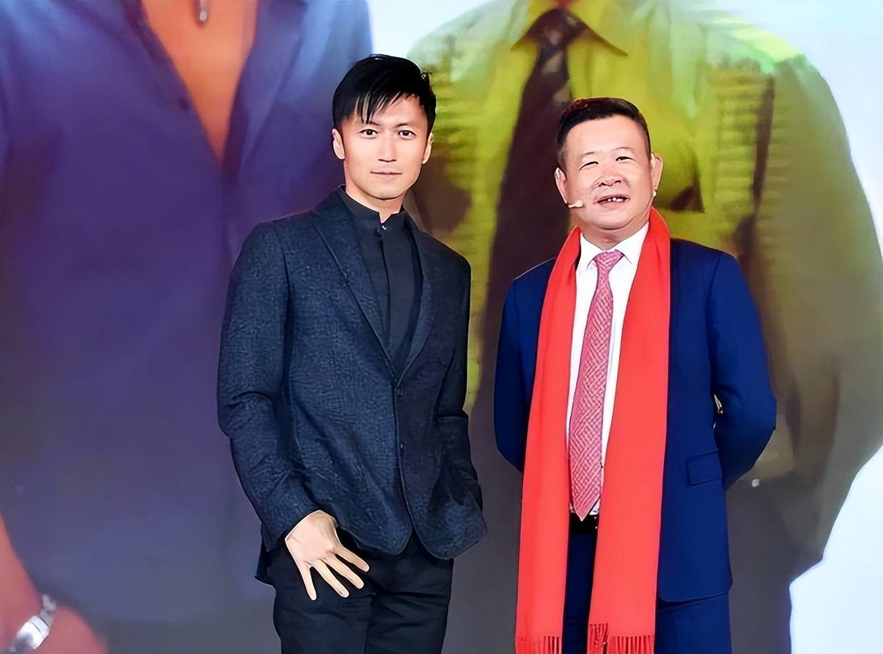 已荣升为股东与百亿富豪同坐台阶上！MG不朽情缘谢霆锋现身干女儿婚礼：(图7)