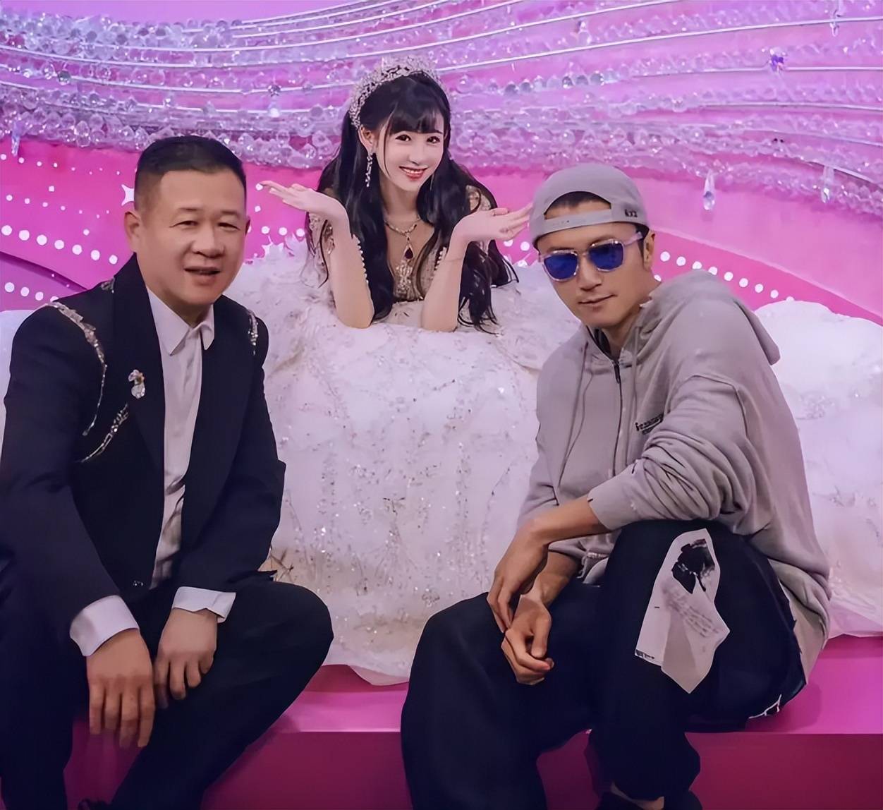 已荣升为股东与百亿富豪同坐台阶上！MG不朽情缘谢霆锋现身干女儿婚礼：(图8)
